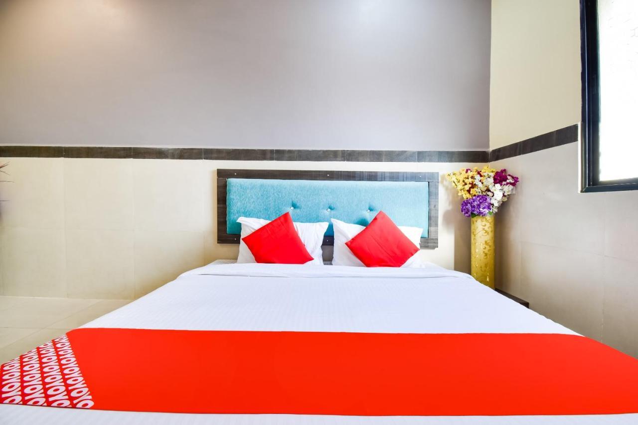 Oyo Hotel Karemore Celebration Bhandāra Exteriör bild